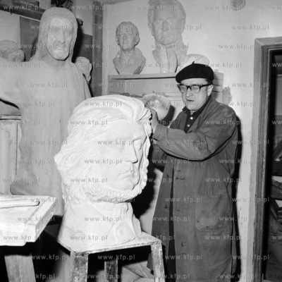 Rzezbiarz Zygmunt Kepski podczas pracy przy pomniku...