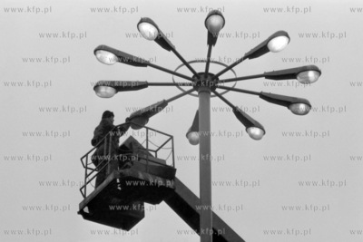 Wymiana przepalonych żarówek w latarni miejskiej...