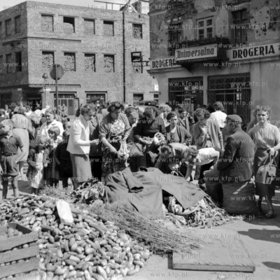 Handel warzywami i owocami obok Hali Targowej w Gdańsku....