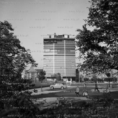 Budowa wieżowca tzw. zieleniaka przy Węźle Piastowskim...