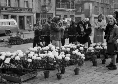Sprzedaz kwiatów na rynku w Tczewie. (lata50).
1958
0005282z_tczew
Fot....