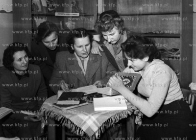 W czytelni. (lata50)
1958
0005383z_puck_pruszcz
Fot....
