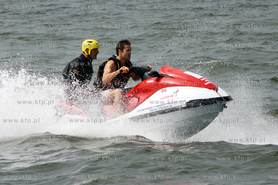 Aktor Maciej Zakoscielny plywa na skuterze wodnym po...