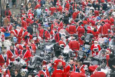 Okolo 380 Mikolajow na swych wspanialych dwu  i czterokolowych...