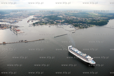 Gdynia z lotu ptaka. Nz. Wycieczkowiec STAR PRINCES...
