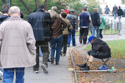 Praga (Czechy).  Nz. Tłumy turystów zwiedzających...