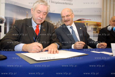 Gdansk. Uroczystosc podpisania trojstronnego porozumienia...