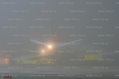 Gdansk , Rebiechowo Nz. Mgla na lotnisku.
12.10.2006
fot....