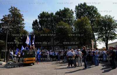 Gdynia. Pikieta pod brama do Stoczni Gdynskiej nawolujaca...