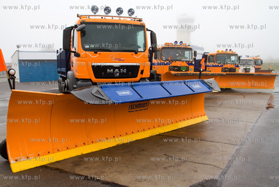 Gdansk, Rebiechowo. Nz. Sprzet zimowy oczekujacy na...