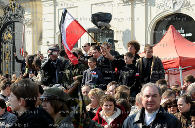 Warszawa. Palac Prezydencki. Polacy zegnaj zmarlego...