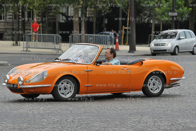 Przejazd ulicami Paryza zabytkowych i unikalnych samochodow...