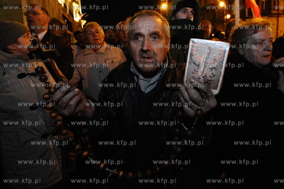 Warszawa. Pol roku po katastrofie w Smolensku pod Palacem...