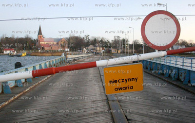 Nocna wichura uszkodzila most pontonowy w Sobieszewie....