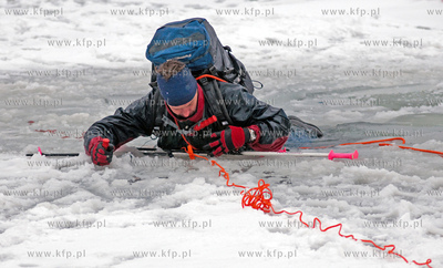 Gdynia, Marina. Zajecia z autoratownictwa na lodzie...
