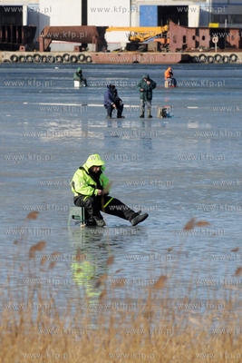 Wedkarze podlodowi lowia ryby w przereblach w okolicy...