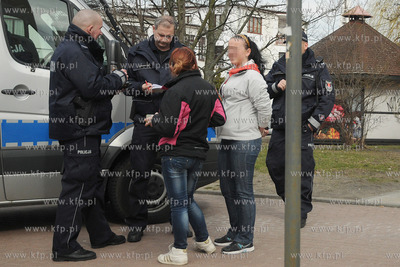 Policjanci spisuja nieletnich na jednej z gdynskich...