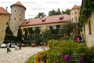 Zamek w Pieskowej Skale z XIII/XIV wieku. Budowla odrestaurowana...