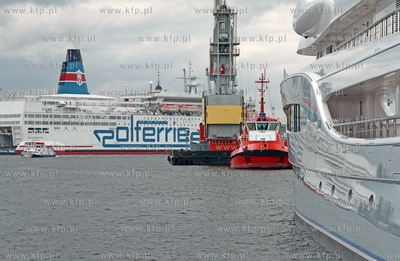 W gdanskim porcie, przy nabrzezu Obroncow Westerplatte,...