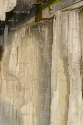 Gdynia Orlowo w zimowej szacie. Oblodzone filary orlowskiego...