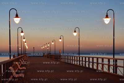 Gdynia Orlowo. Na Orlowskiej plazy o swicie. Oswietlone...
