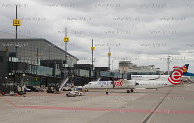 Port Lotniczy Gdansk. Nz. Bombardier Q400 linii Eurolot....