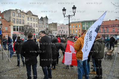 Około setki przeciwników szczepień i obostrzeń...