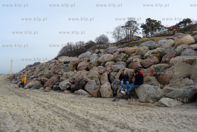 Jastrzębia Góra. Prace zabezpieczające klif sztormowymi...