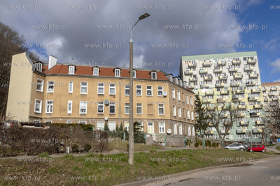 Ulica Zaroślak w Gdańsku Śródmieściu. Na drugim...