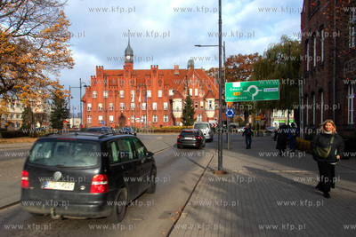 Ulica 30 stycznia w Tczewie. Na drugim planie budynek...