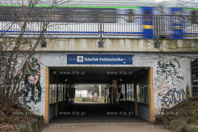 Wejście podziemne prowadzące na peron stacji SKM...
