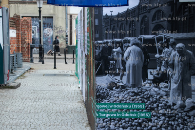 Tablice informacyjne z fotografiami pochodzącymi ze...