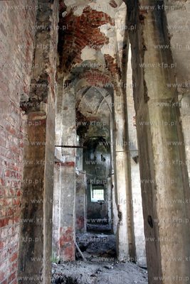 Wnetrze zabytkowego, opuszczonego kosciola w Gnojewie,...