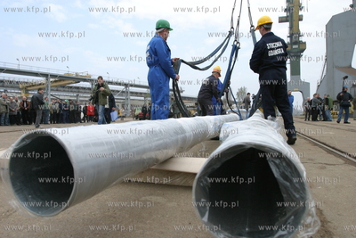 Maszty na ktorych zawisna flagi nowych czlonkow Unii...