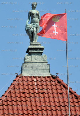Flaga gdanska na dachu Dworu Artusa. 02.06.2011 fot....