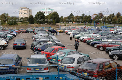 Gdansk Oliwa. Autohandel przy hali Olivia na al. Grunwaldzkiej....