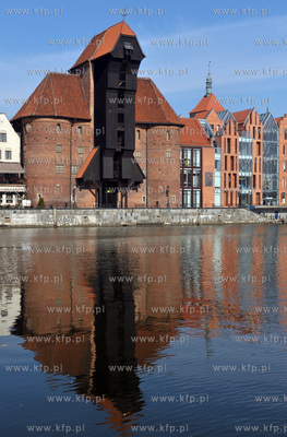 Gdansk, Dlugie Pobrzeze z widokiem na Zuraw. 18.04.2012...