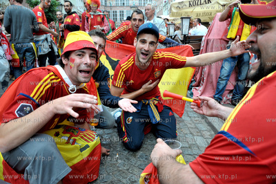Gdansk, ul. Piwna. Irlandzcy i hiszpanscy kibice bawia...