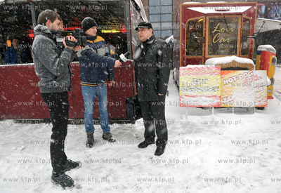Gdansk zima. Pełna poświęcenia ekipa telewizyjna...