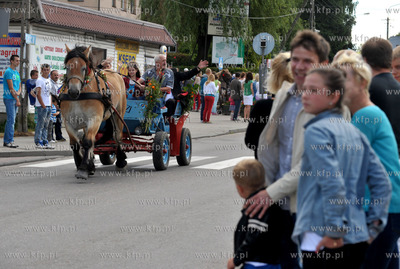 Dozynki w Luzienie na Kaszubach. Dozynkowy korowod...