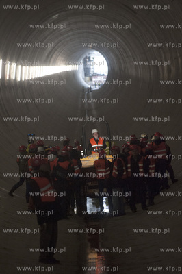 Zakonczona pierwsza nitka tunelu pod Wisla zostala...