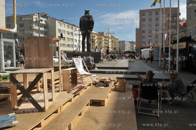 Gdynia Design Days na placu Kaszubskim. Pomnik Antoniego...