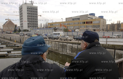 Gdansk. Wyburzanie starych budynkow pod budowe nowych...