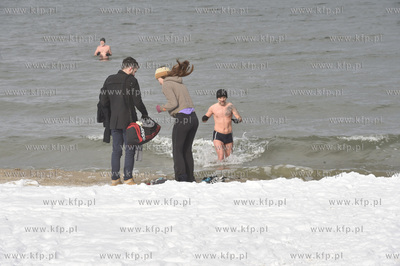 Gdańsk Brzeźno plaża.. Zimowa kąpiel w Bałtyku....