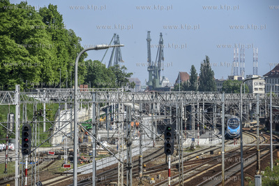 Pociąg Pendolino, w oddali Dworzec PKP Gdańsk Główny....