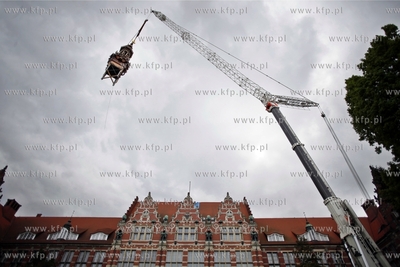 Politechnika Gdanska. Montaz odbudowanej po 67 latach...