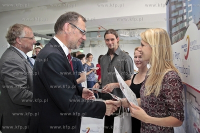 Uroczystosc prezentacji efektu pracy studentow i profesorow...