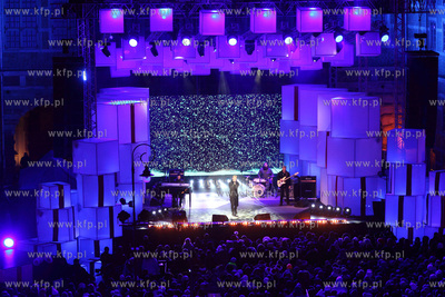 Cala Polska spiewa koledy, koncert na Dlugim Targu...