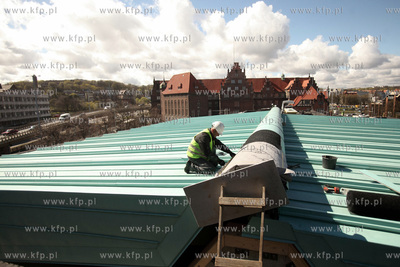 Budowa Teatru Szekspirowskiego w Gdansku. Nz. otwierany...
