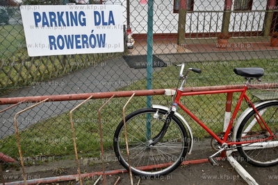 Parking dla rowerow przy sklepie spozywczymw Cedrach...